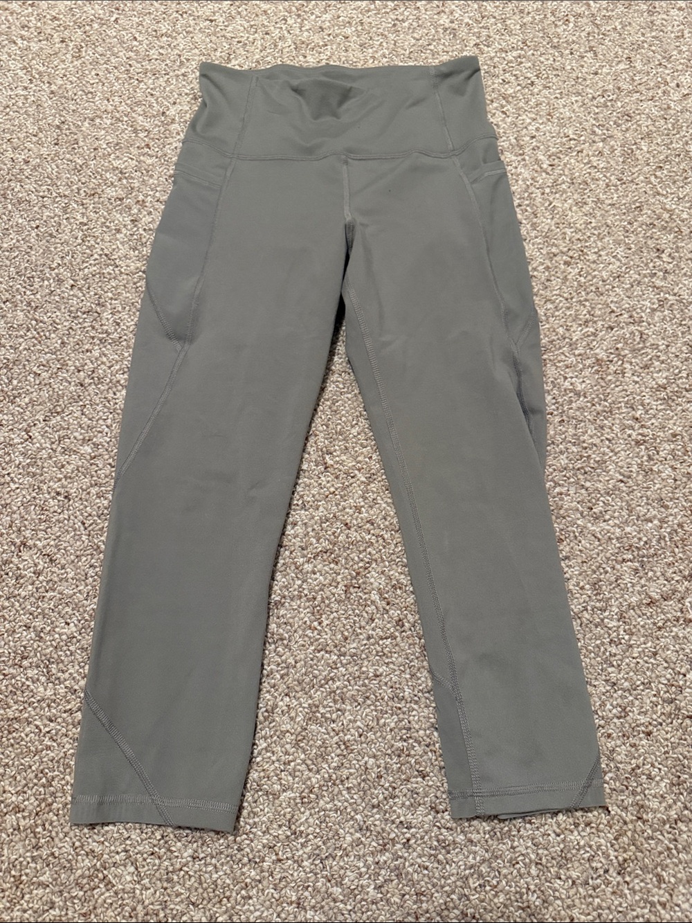 High-Waist Athletic Crop Leggings in Gray